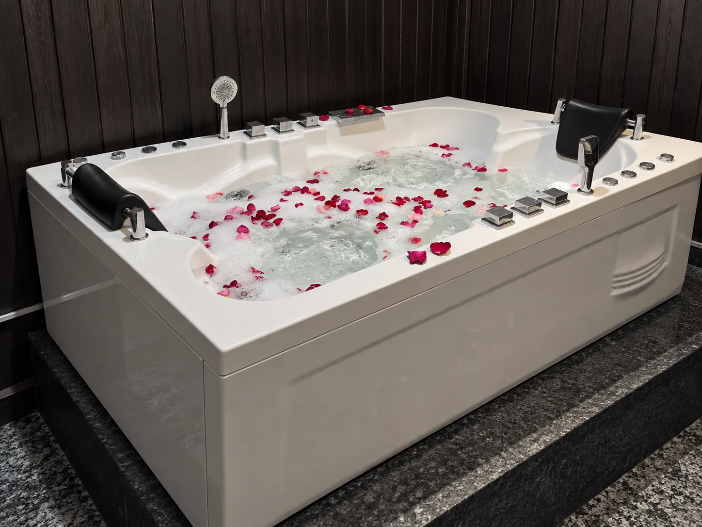 The Jacuzzi room from a diagonal angle